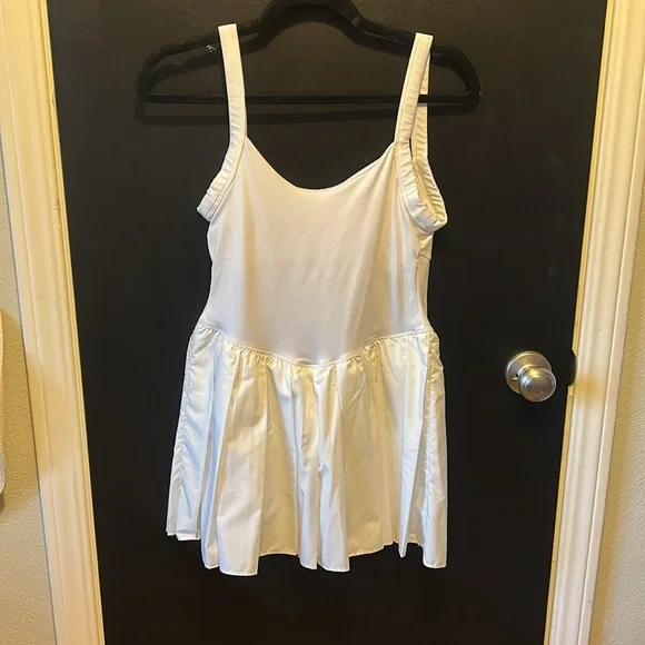 Swing of things skortsie- size Medium with defect - Picture 4 of 5